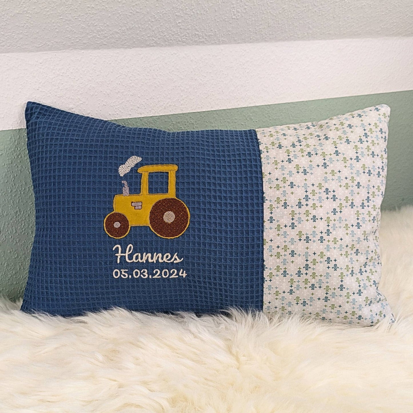 Kissen aus blauem Baumwollstoff, bestickt mit Trecker, Name und Geburtsdatum