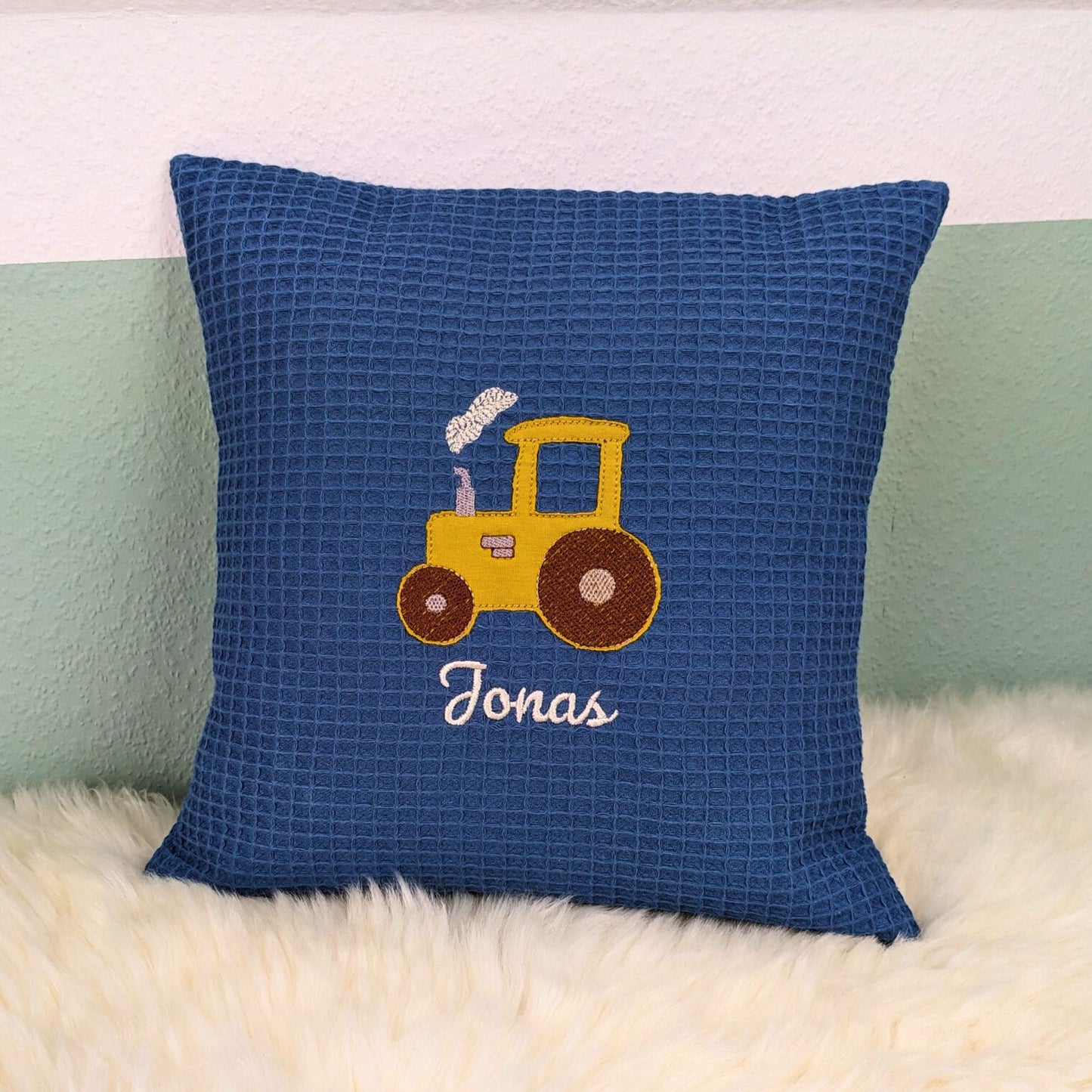 Kissen aus blauem Baumwollstoff, bestickt mit Trecker und Name