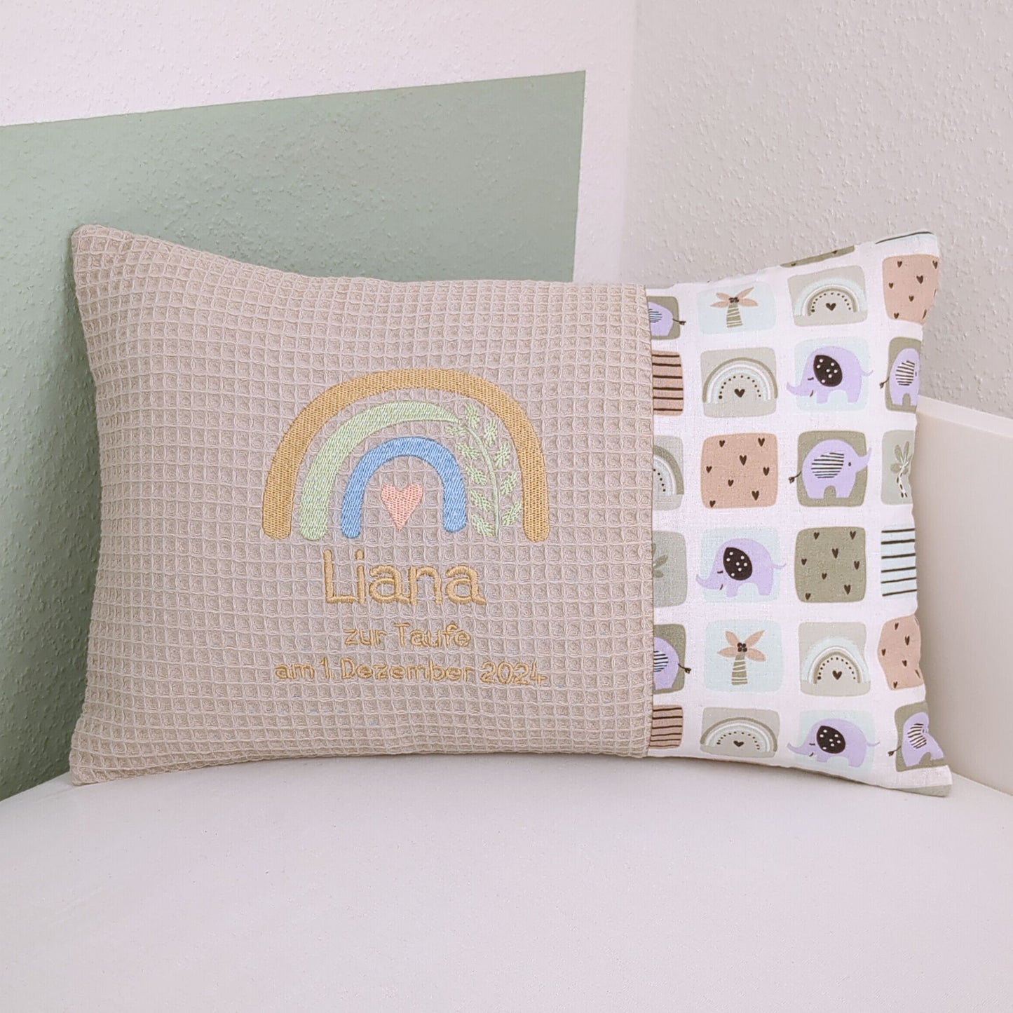 Kissen aus Bauwollstoff in creme, bestickt mit Regenbogen, Datum und zur Taufe.