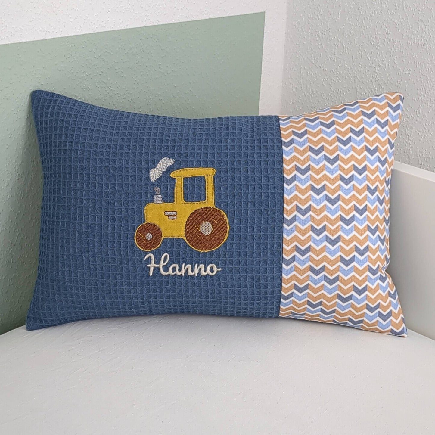 Kissen aus blauem Baumwollstoff, bestickt mit Trecker und Name