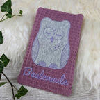 Stoffhülle aus Baumwolle für Kühlakku in lavendel, bestickt mit Eule und Beuleneule.