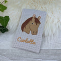 Stoffhülle aus Baumwolle für Kühlakku in creme, bestickt mit Pferd und Name.