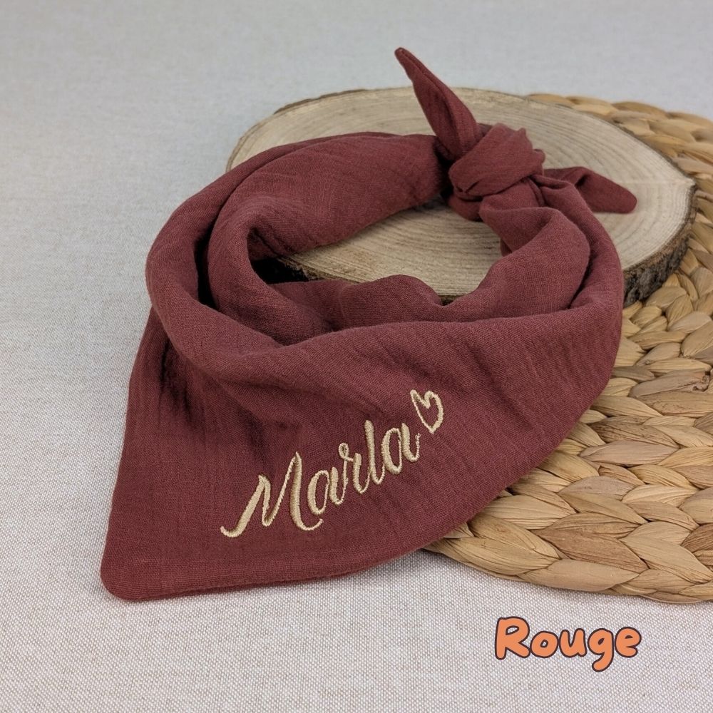 Es ist ein Halstuch aus Musselin bestickt mit dem Namen Marla und einem kleinen Herzen hinter dem Namen zu sehen. 