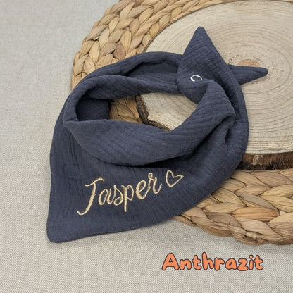 Es ist ein Halstuch aus Musselin bestickt mit dem Namen Jasper und einem kleinen Herzen hinter dem Namen zu sehen. Das Tuch hat die Farbe anthrazit.