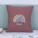 Kissen in der Größe 30 x 30 cm, aus Waffelstoff in der Farbe altrosa, bestickt mit einem Regenbogen und darunter steht mittig eine Name.
